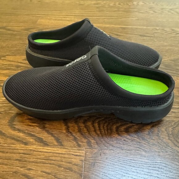 Oofos OOcoozie Sport Mule in Black - Picture 2 of 7